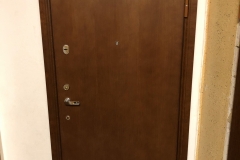 I samband med installationer av säkerhetsdörrar installerades även vita postboxar i entrén.